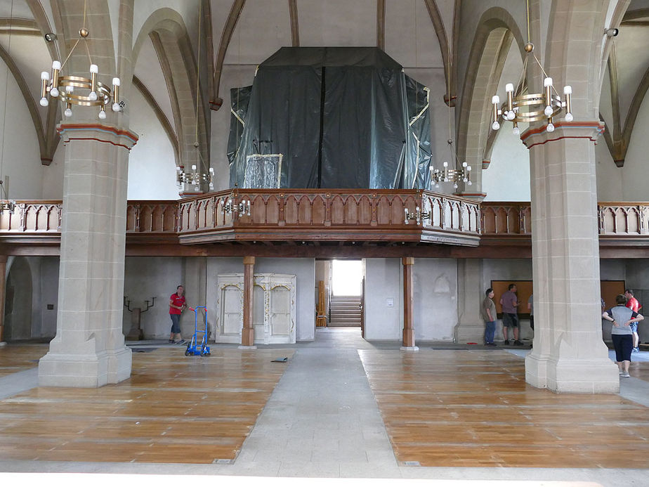 Räumung des Restinventars und der Kirchenbänke aus der Kirche (Foto: Karl-Franz Thiede)